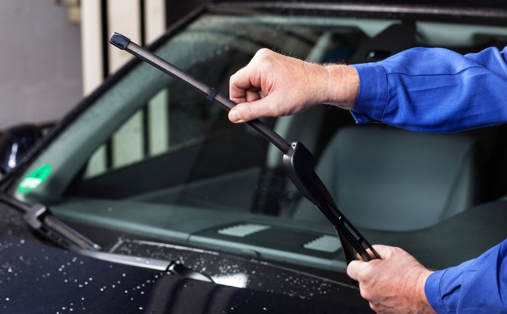 ¿Cómo cuidar el limpiaparabrisas del coche?
